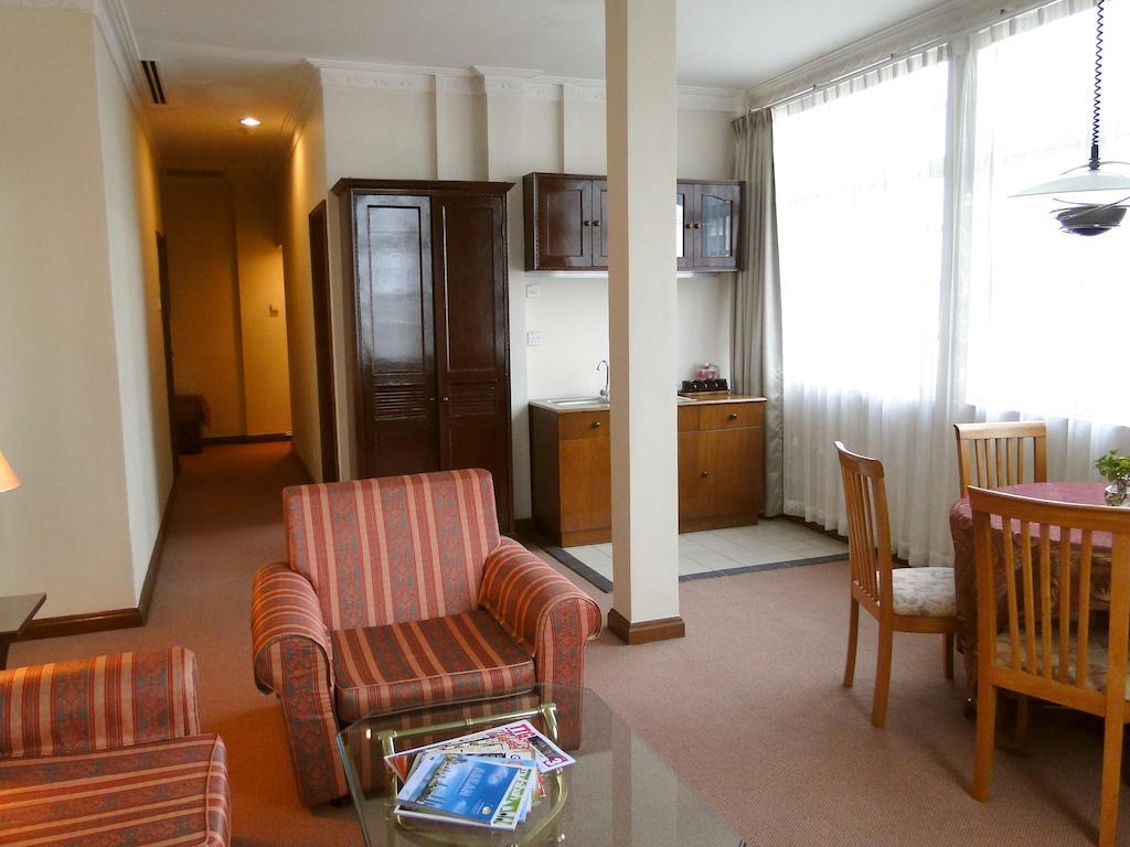 Holiday Villa Hotel City Centre Пномпень Экстерьер фото